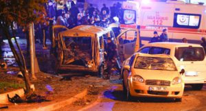 Explosión de coche bomba deja más de 15 muertos en Estambul