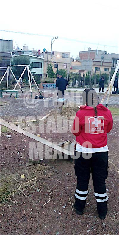 Maleantes ejecutan a un joven de dos disparos en la cara en parque de Neza