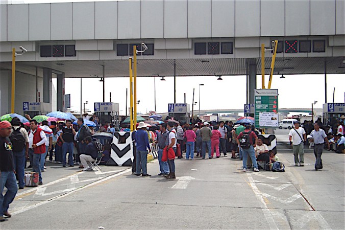 Hombres armados roban caseta de cobro del Circuito Mexiquense en Ecatepec