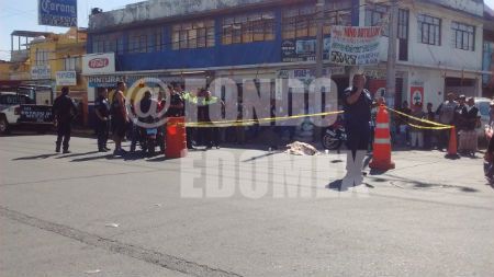 Motociclista pierde el control, derrapa y muere aplastado por una pipa en Ecatepec