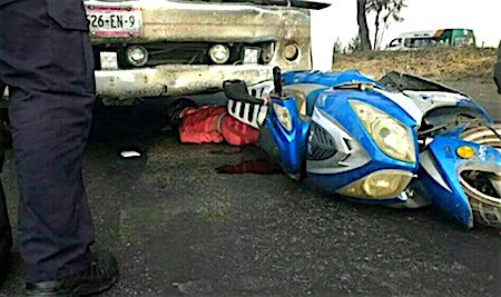 Quedan dos jóvenes motociclistas abajo de un tráiler en la México – Texcoco