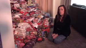 Destrozan a madre que compró más de 100 regalos de Navidad para sus hijos y lo compartió en Facebook