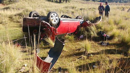 Muere una joven por volcadura de auto en carretera de Edomex