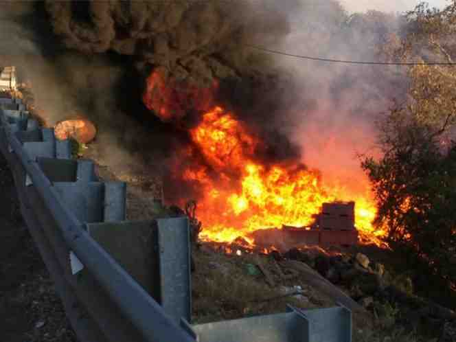 Se incendian chapopote y cables en campamento de Capufe