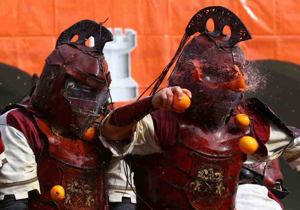 "Batalla de naranjas": cómo es el carnaval de Ivrea, uno de los más insólitos del mundo