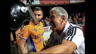 Video. Porra de Veracruz agrede a seguidores de Tigres tras derrota. Con Enrique Muñoz