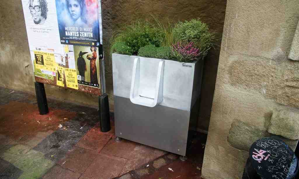 París encontró la solución higiénica y ecológica para el problema de la orina en las calles