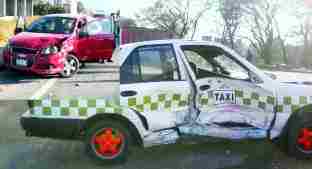 Se embarra auto vs un taxi; tres heridos