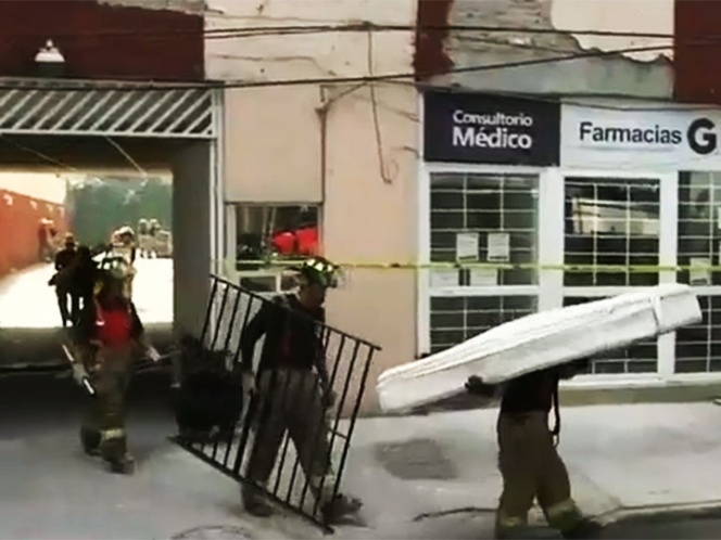 Vecinos rescatan pertenencias de Zapata 252