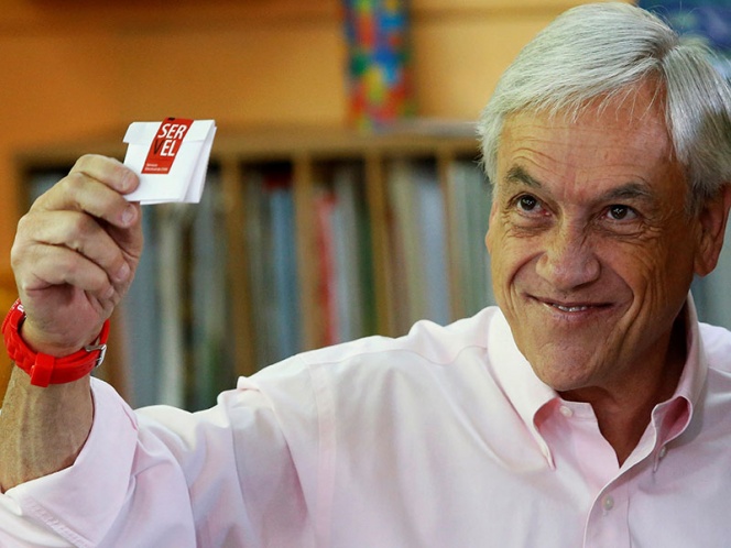 Piñera vota entre aplausos y muestras de repudio