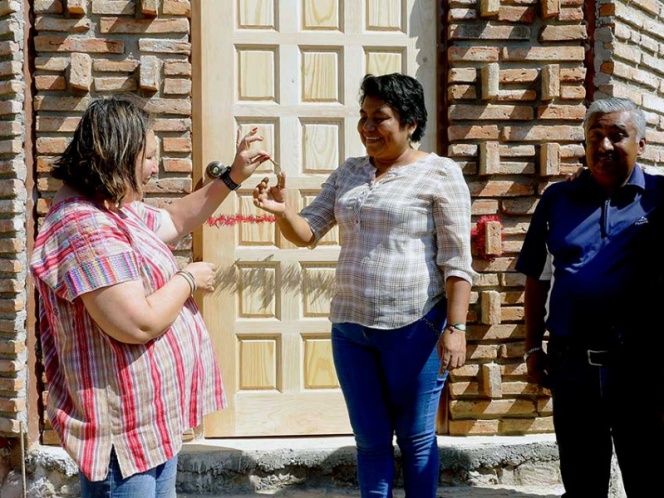 Entrega Xóchitl Gálvez casa reconstruida en Oaxaca