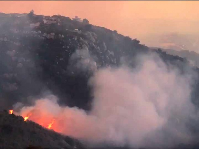 Días de calma permiten avanzar contra incendios en California