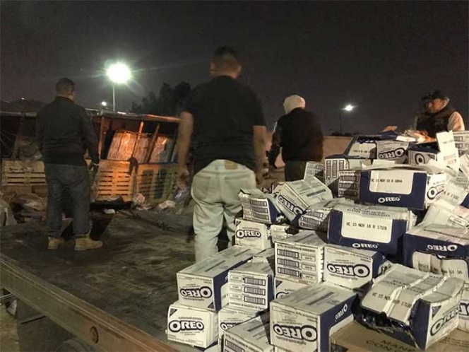 Toneladas de galletas Oreo quedan regadas en volcadura de tráiler