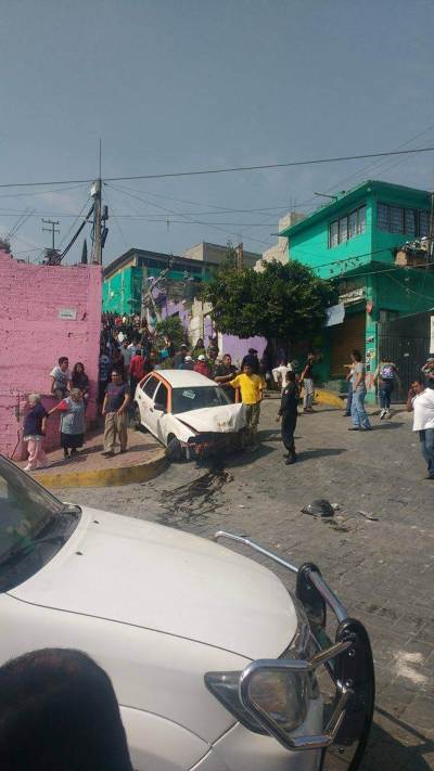 URGENTE: Una mujer muerta y dos niños heridos deja taxi sin frenos en Ecatepec