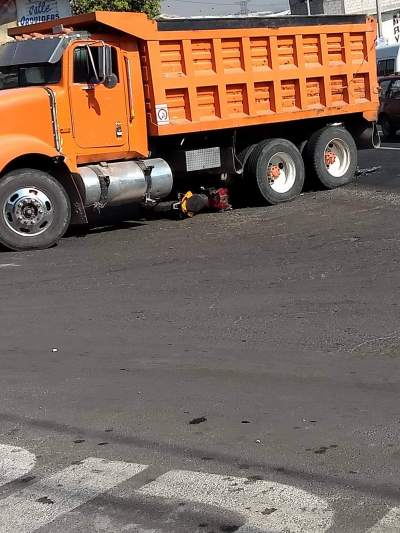 URGENTE: Motociclista queda abajo de camión de carga y muere en Ecatepec