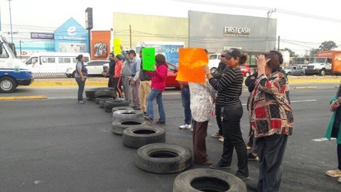 URGENTE: Vecinos mantienen cerrada la vía Morelos y provocan caos