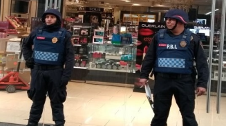 Por compras decembrinas policías vigilan tiendas comerciales capitalinas