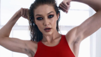 Gigi Hadid posa con las axilas sin depilar