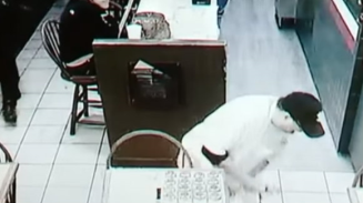 Paraliza policía a empleado de pizzería sin motivo (VIDEO)