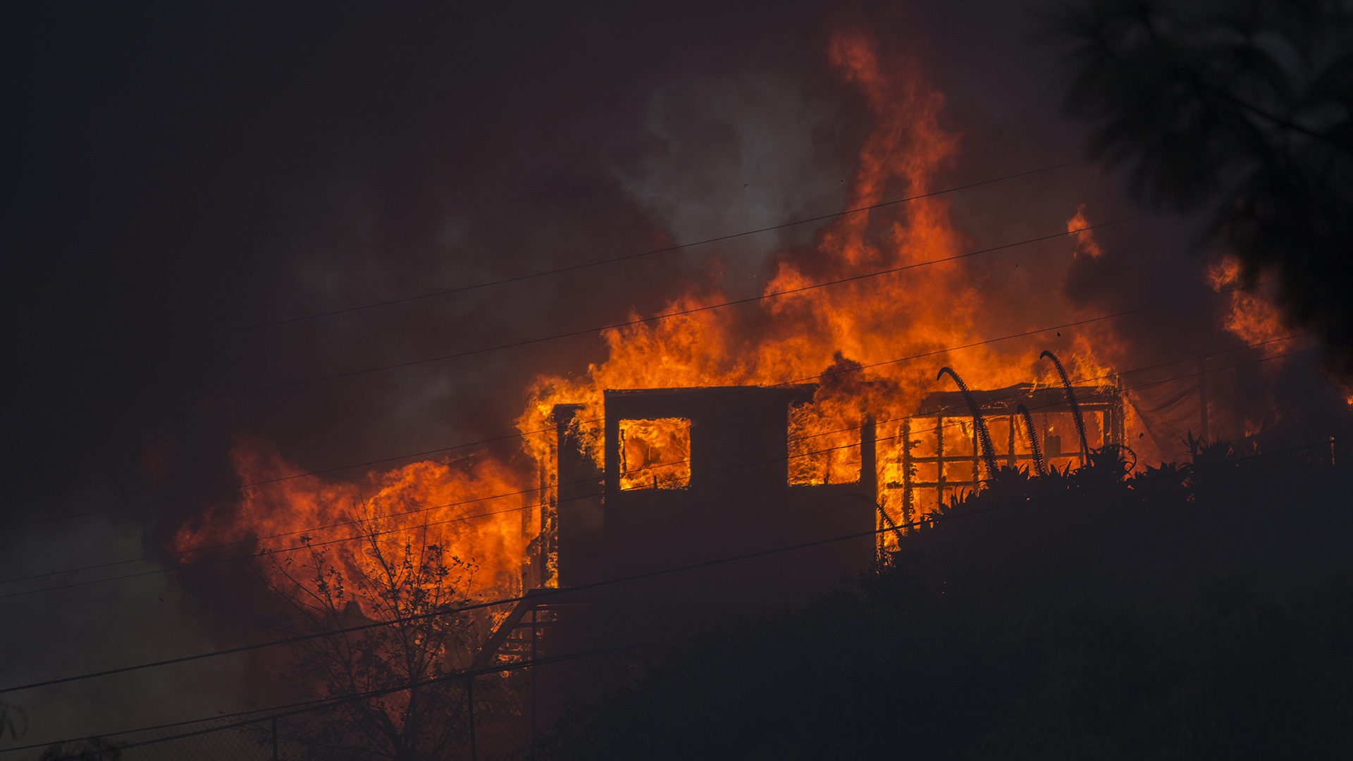 Vientos huracanados complican la lucha contra los incendios en California