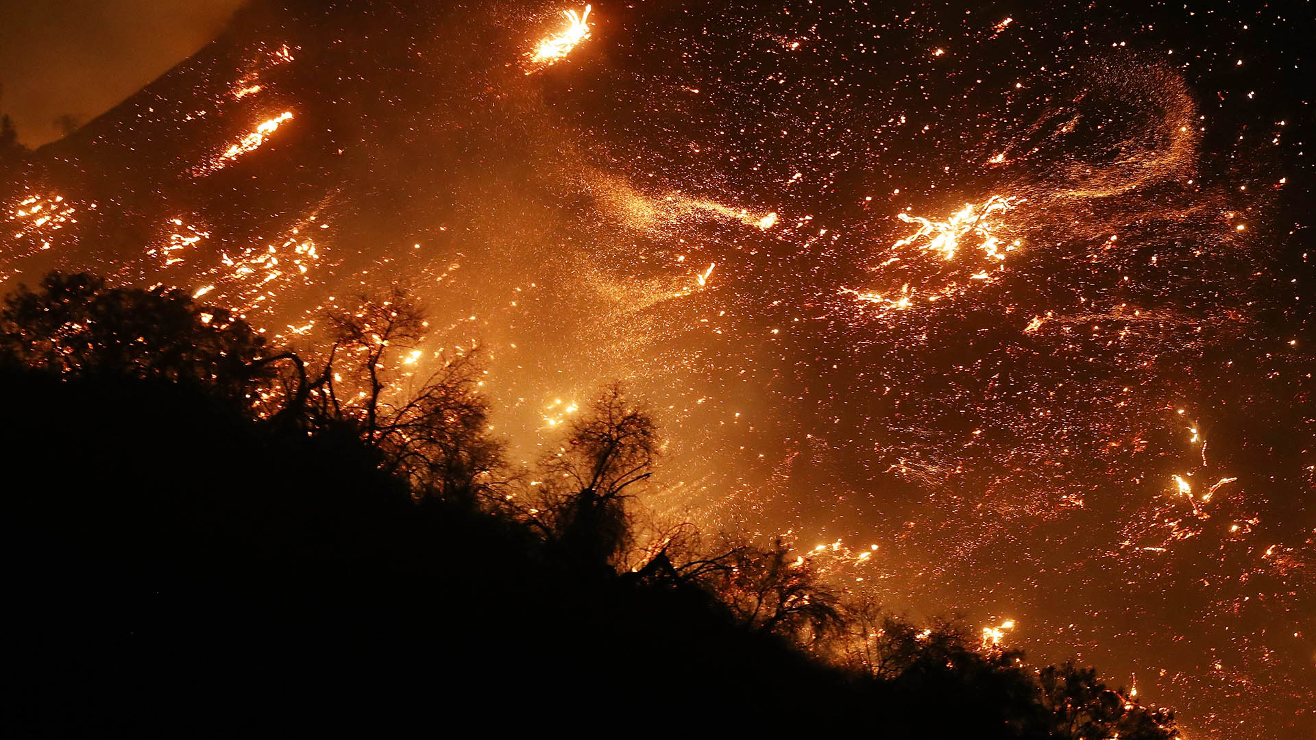 El incendio forestal que arrasa con California suma unos 200.000 evacuados y 26.000 hectáreas quemadas