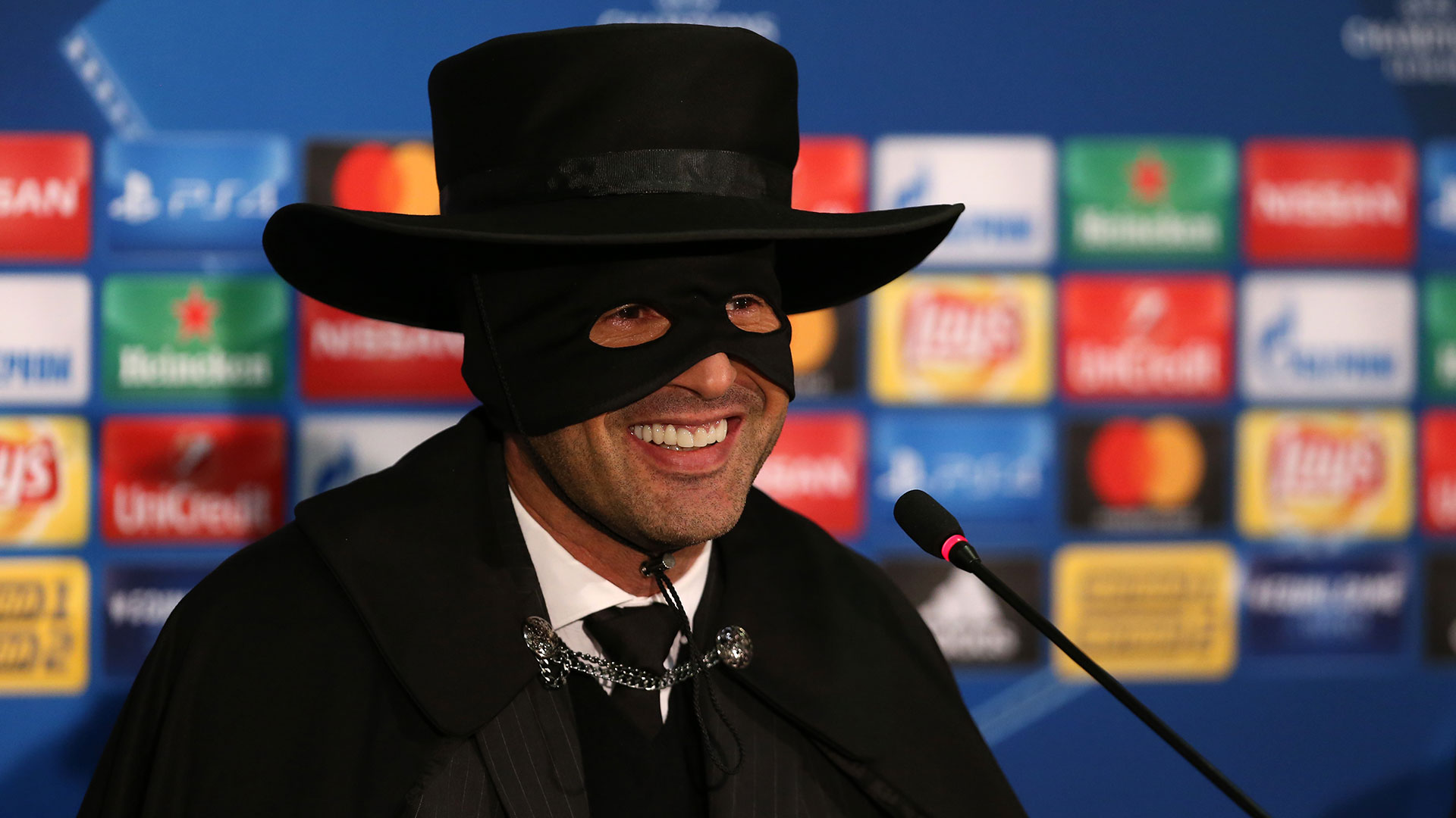 Prometió que si su equipo clasificaba a los octavos de la Champions League se vestía del Zorro y cumplió