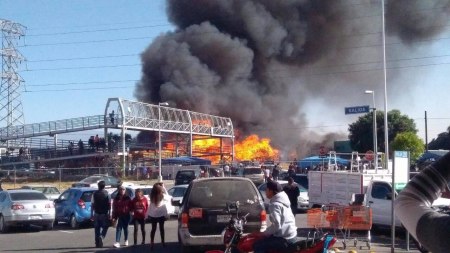 (VIDEO): Tremendo incendio se registra a unos metros de plaza Sendero en Ecatepec