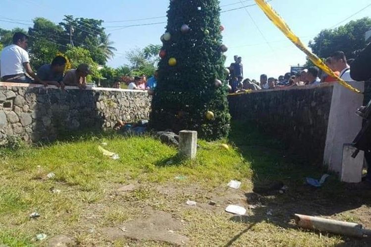 Un error al poner el árbol de Navidad provoca la muerte de cinco jóvenes