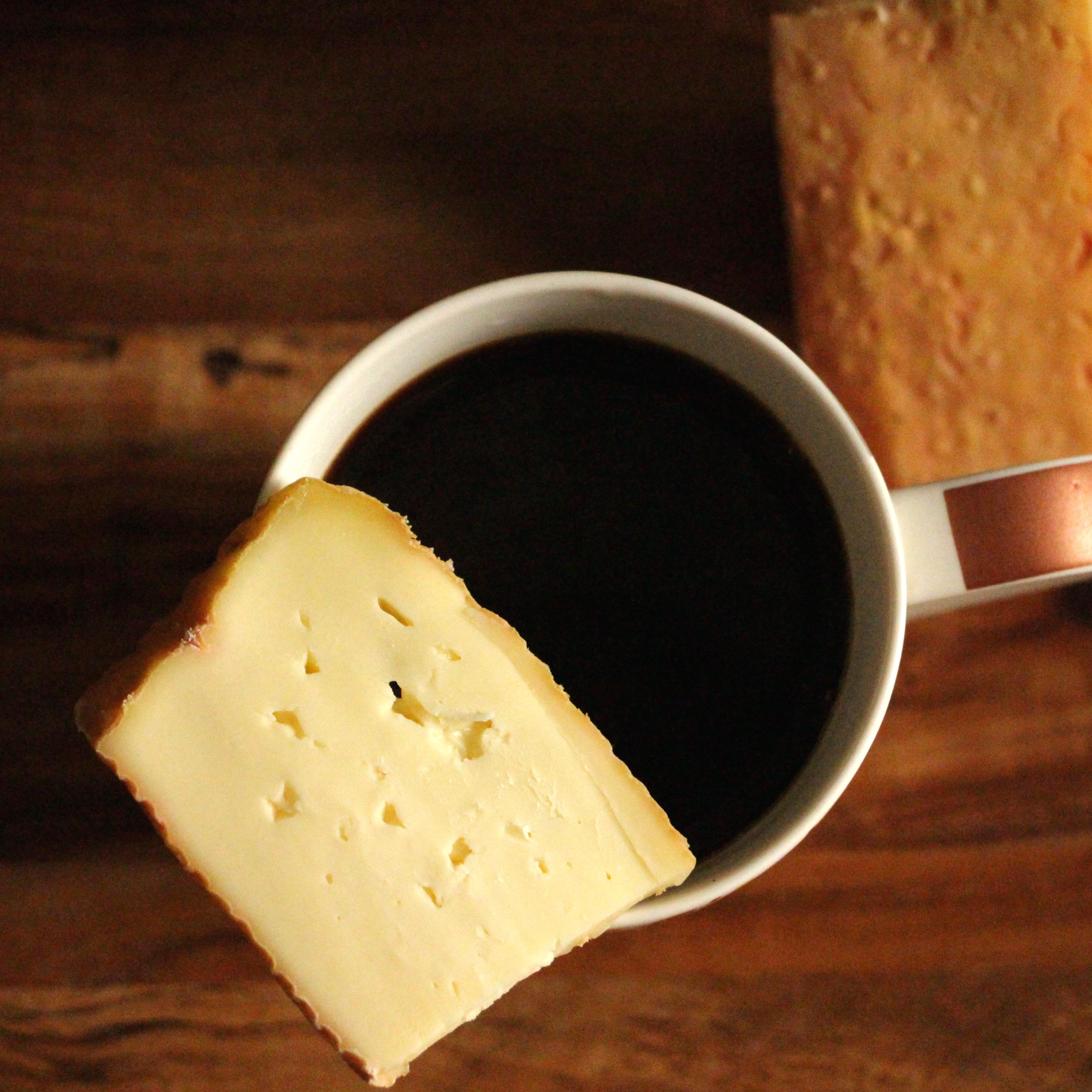 La extraña tradición de remover el café con un queso apestoso