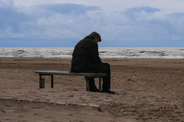 Hombre viudo y solitario pone un anuncio buscando compañía para Navidad y esto ocurrió