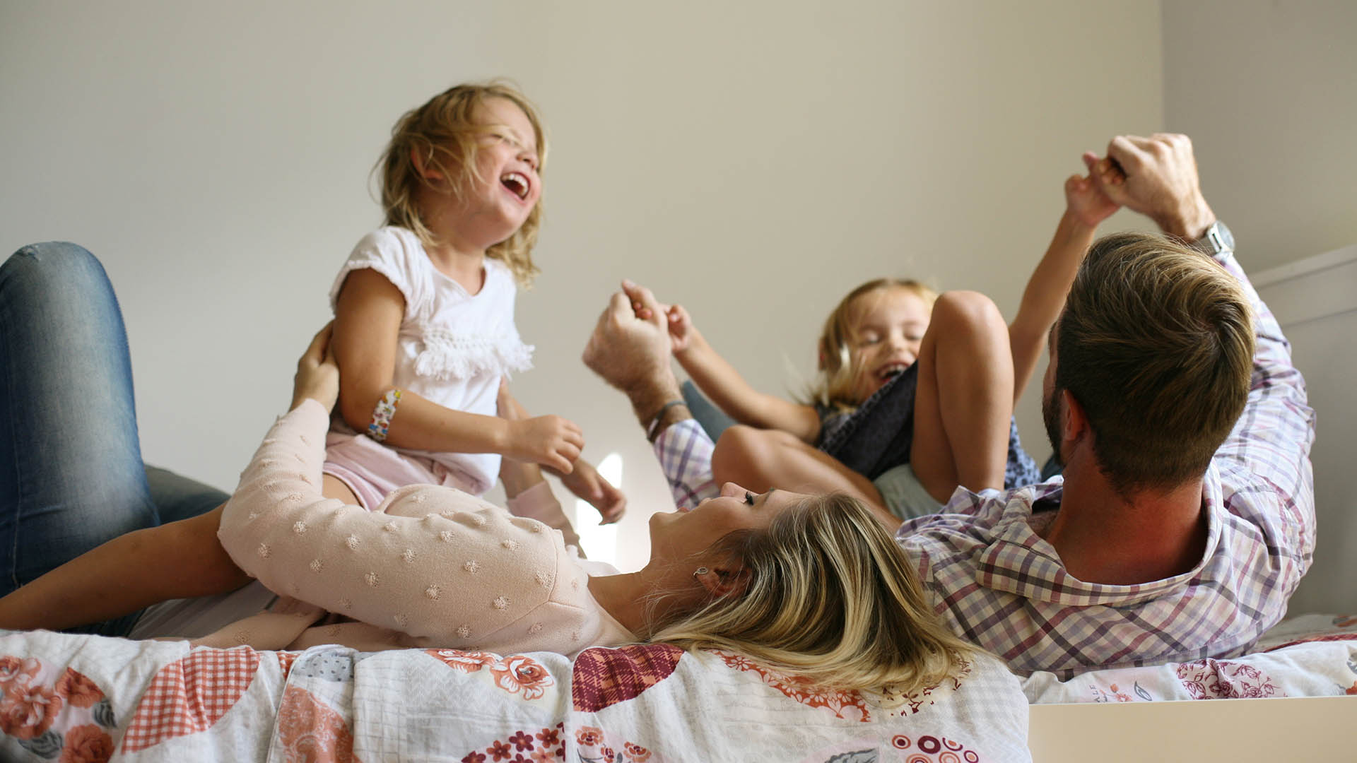 En 50 años aumentó entre el doble y el triple el tiempo que le dedican a sus hijos