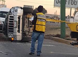 ALERTA: Volcadura de camioneta deja un muerto en Avenida Central