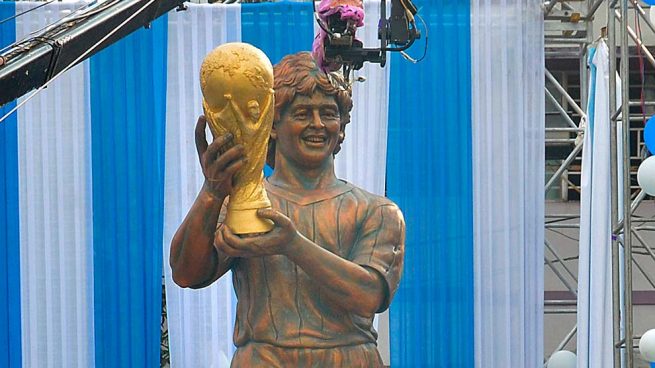 Estatua de Maradona en India provoca las burlas de las redes sociales