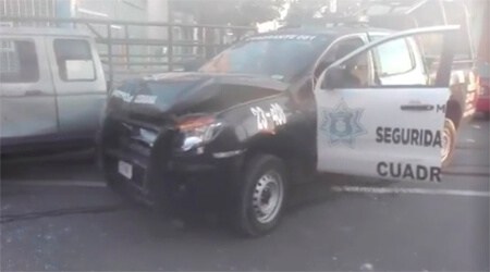 (VIDEO) Patrulleros a exceso de velocidad se estrellan contra camioneta estacionada