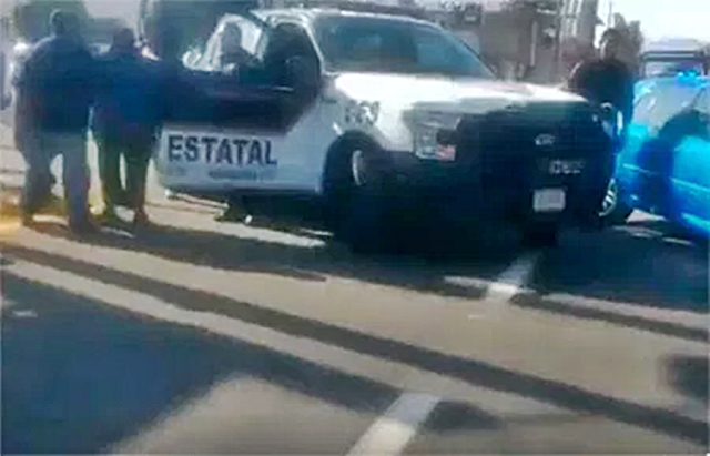 (VIDEO) Policías disparan y golpean a vecinos que convivían afuera de su casa