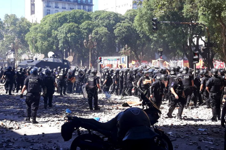 Argentina: Otro día de furia con gases, balas de goma y detenciones arbitrarias