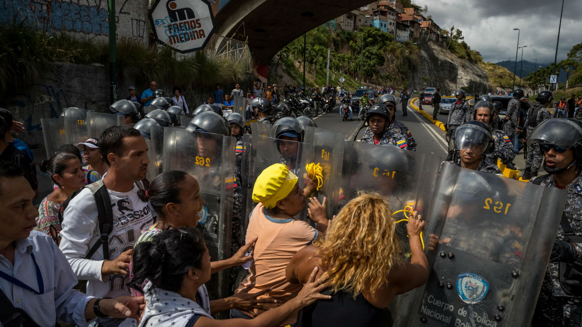 Pese a la amenaza de "mano dura" de Nicolás Maduro, los venezolanos siguen con las protestas en las calles por la falta de comida