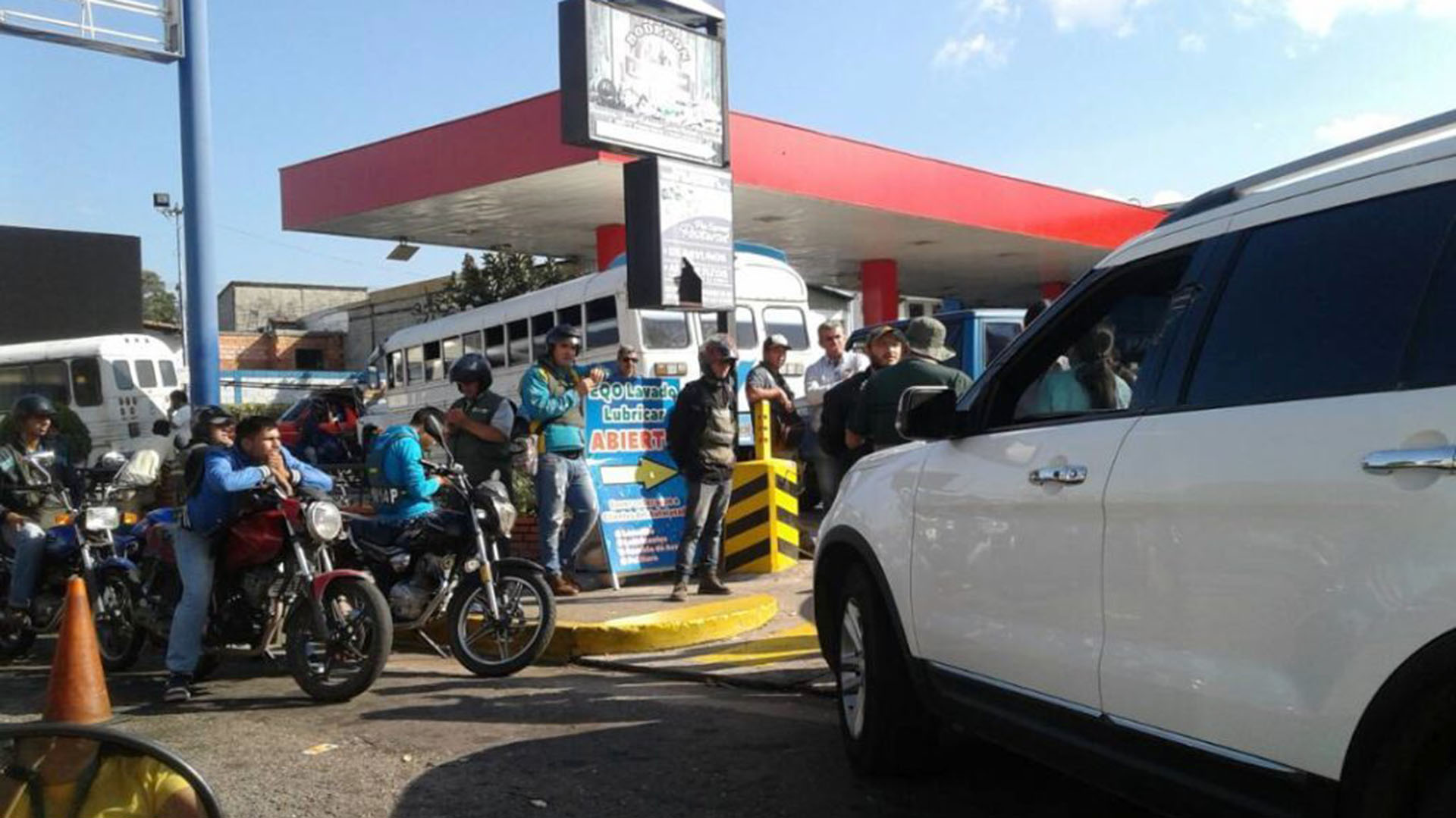 Persisten las largas filas por la escasez de combustible en Venezuela y el régimen envió a la policía militar a custodiar las gasolineras