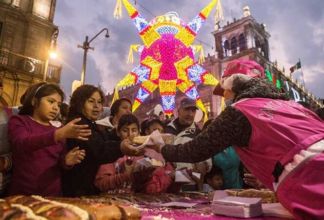 Saborean mil 440 metros de rosca de Reyes, en el Zócalo