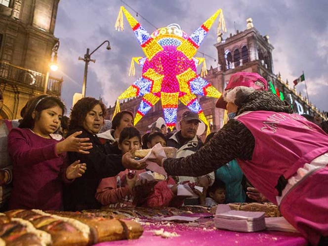 Saborean mil 440 metros de rosca de Reyes, en el Zócalo