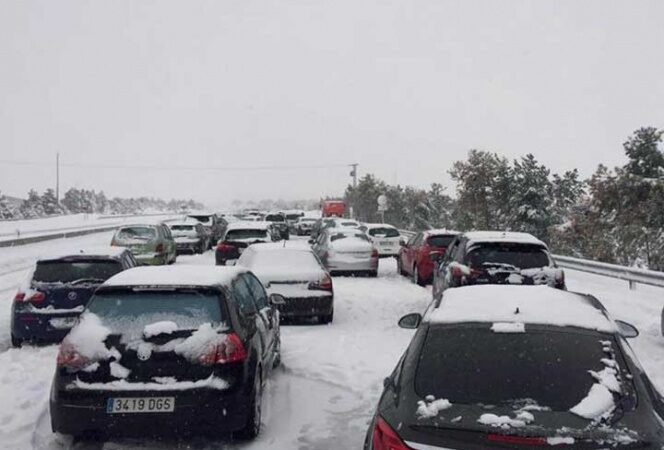 Caos en España por nevadas; miles quedan atrapados en autopista