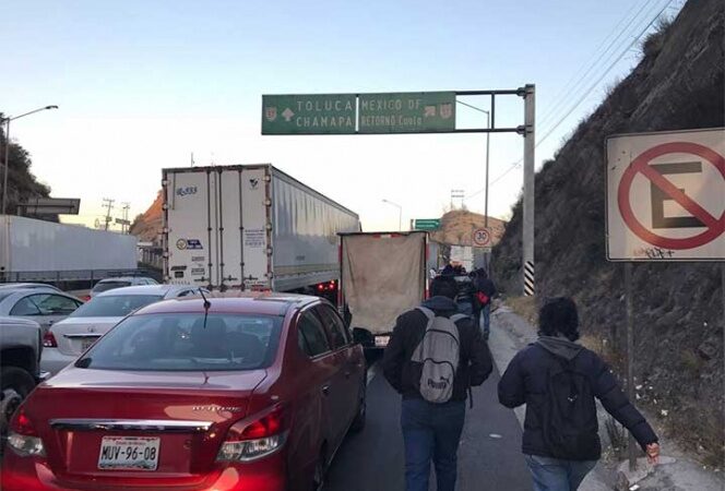 Bloqueo en Izcalli provoca caos en autopista Chamapa-Lechería