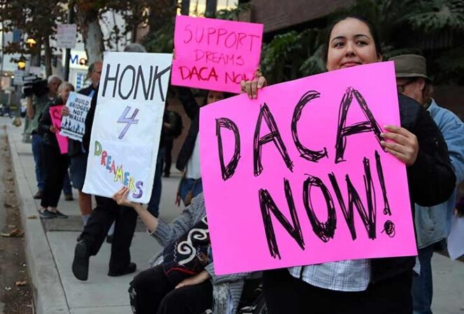 El sistema judicial está quebrado, reclama Trump tras revés sobre DACA