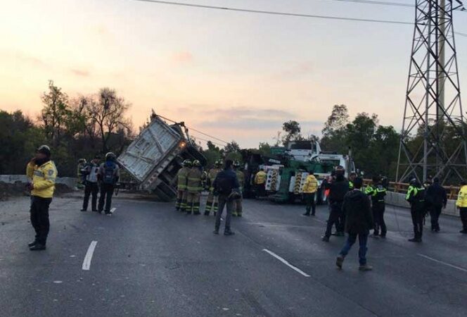 Dos volcaduras afectan vías en norte y oriente del Valle de México