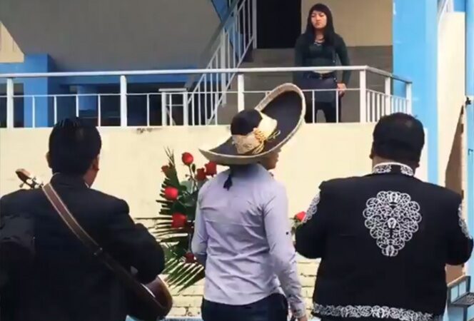 Intenta reconquistar a su 'ex', lo batean al ritmo de 'Si nos dejan'