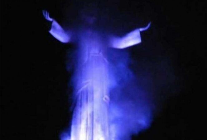 Arde en Perú estatua gigante de Cristo donada por Odebrecht