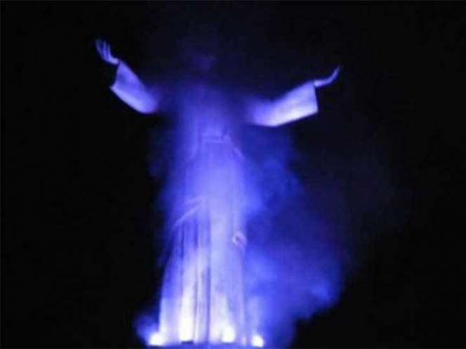 Arde en Perú estatua gigante de Cristo donada por Odebrecht