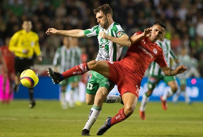 León, con paso perfecto a costa del Toluca