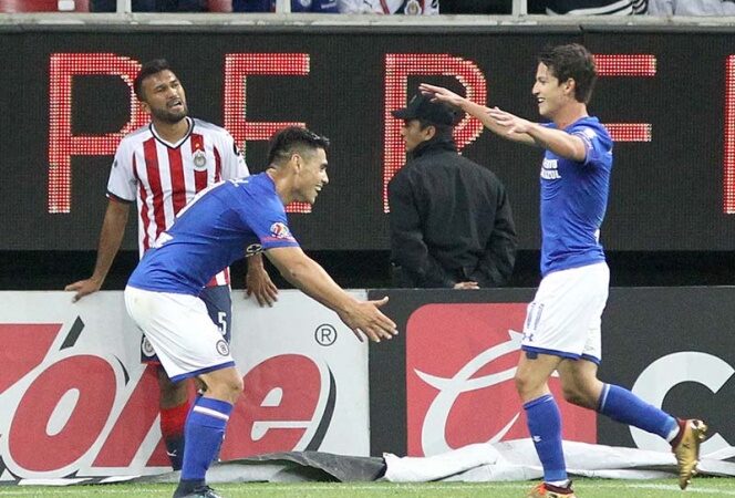 Cruz Azul le pega a Chivas con polémica arbitral