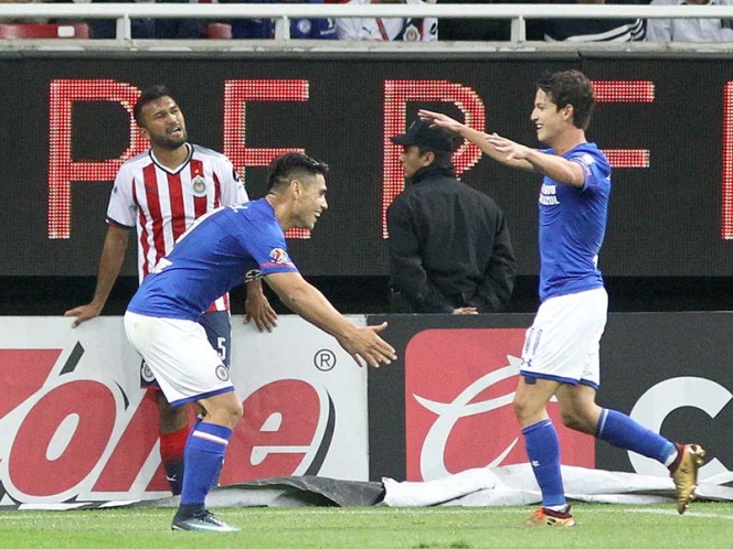 Cruz Azul le pega a Chivas con polémica arbitral